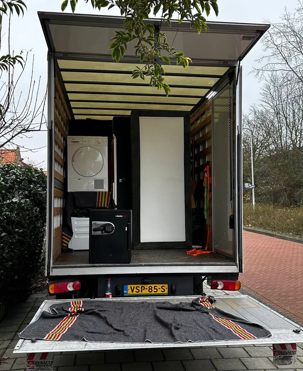 Volgeladen laadruimte van de verhuiswagen