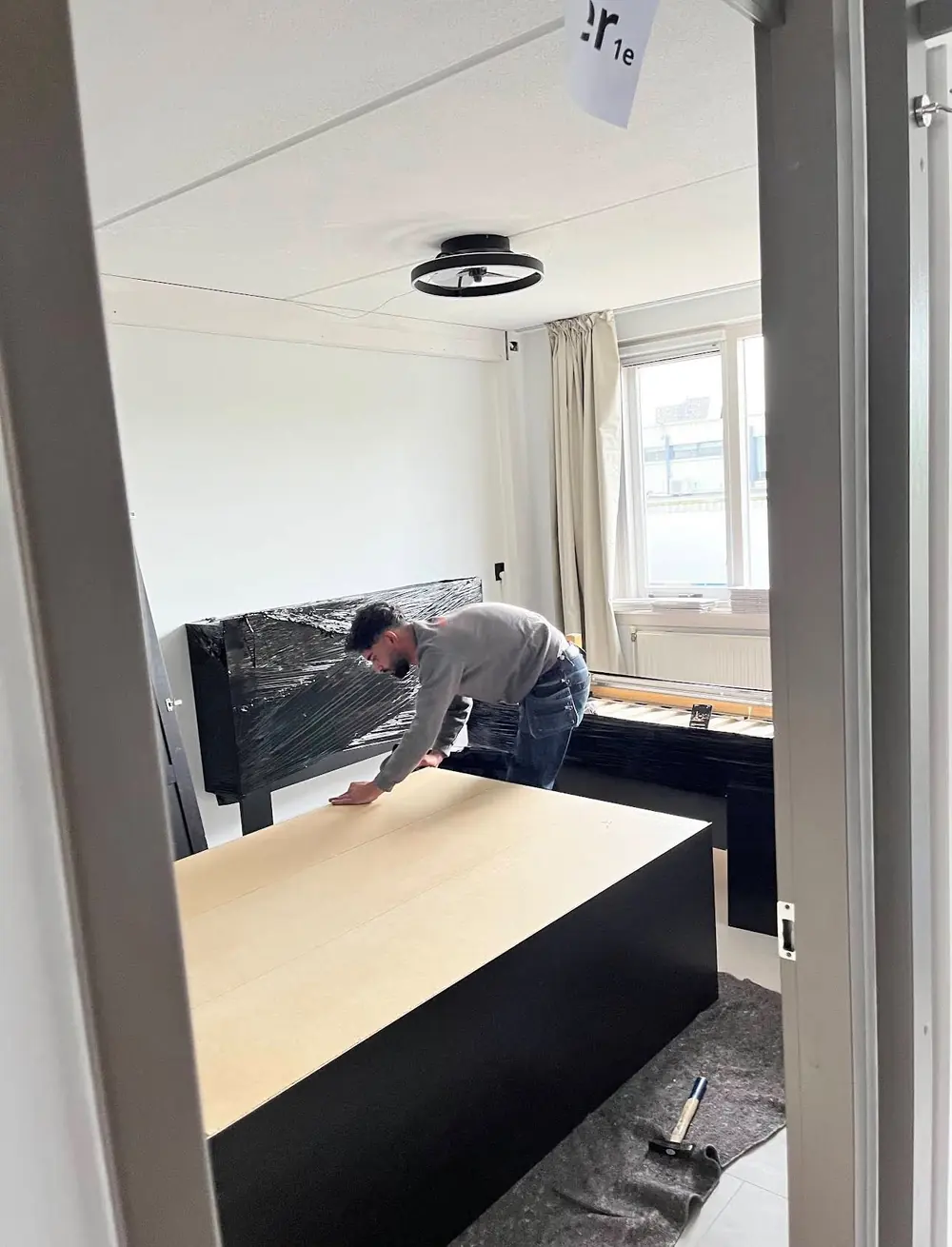 Verhuizer verplaatst een houten meubelstuk